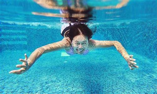 女子端饭掉入游泳池的电影(女子掉入河里)